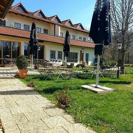 Feriendorf Am Hohen Bogen *